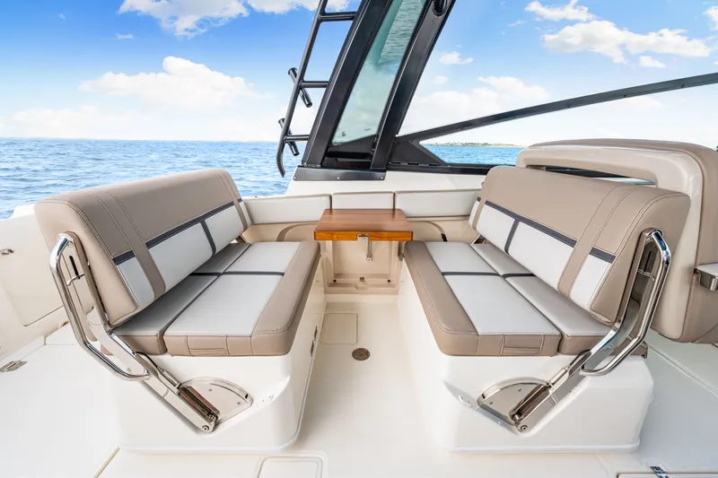 Slide: The Image of Boston Whaler 330 Vantage 2026 - 43