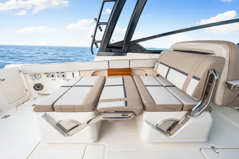Slide: The Image of Boston Whaler 330 Vantage 2026 - 44
