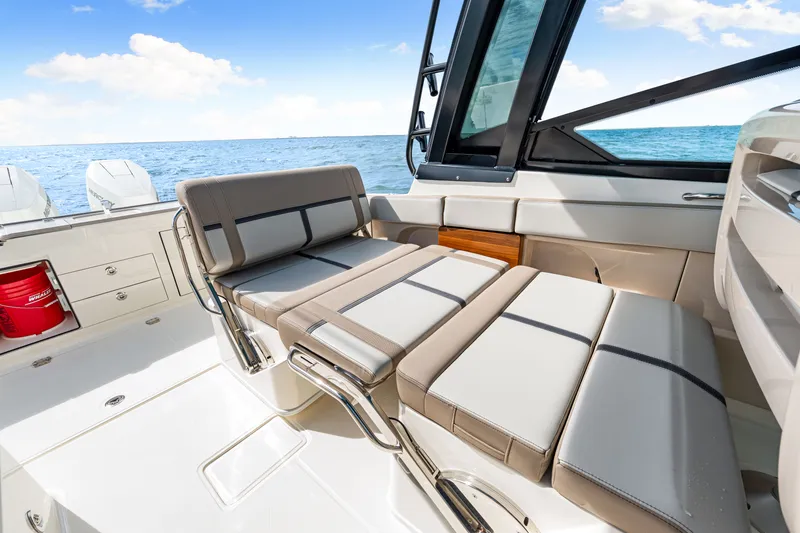Slide: The Image of Boston Whaler 330 Vantage 2026 - 45