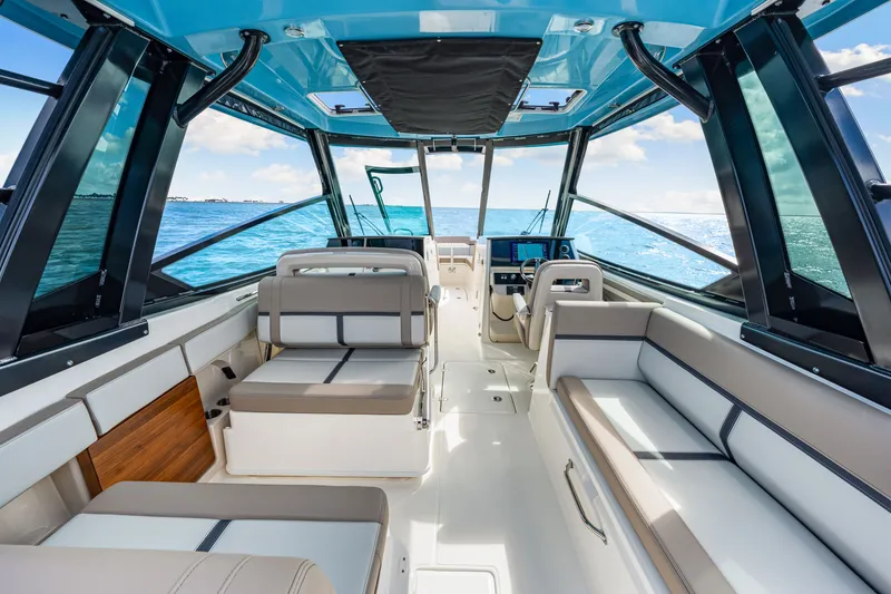 Slide: The Image of Boston Whaler 330 Vantage 2026 - 46