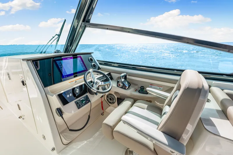 Slide: The Image of Boston Whaler 330 Vantage 2026 - 47