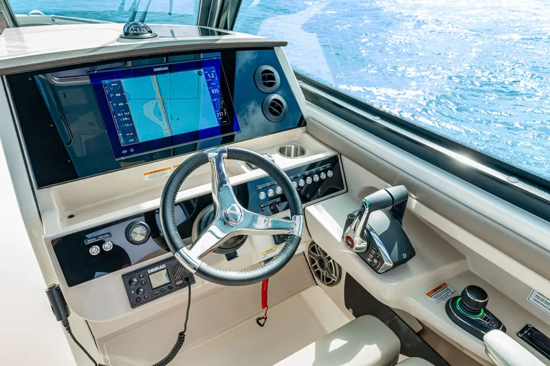 Slide: The Image of Boston Whaler 330 Vantage 2026 - 48