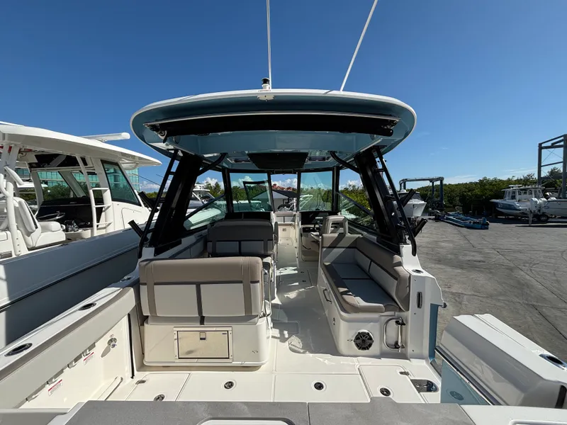 Slide: The Image of Boston Whaler 330 Vantage 2026 - 5