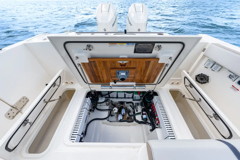 Slide: The Image of Boston Whaler 330 Vantage 2026 - 51