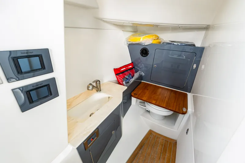 Slide: The Image of Boston Whaler 330 Vantage 2026 - 58