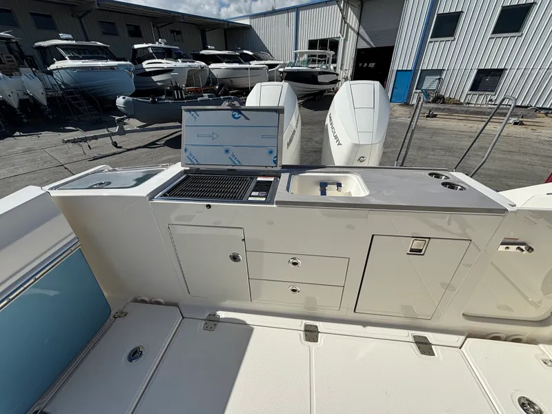 Slide: The Image of Boston Whaler 330 Vantage 2026 - 8