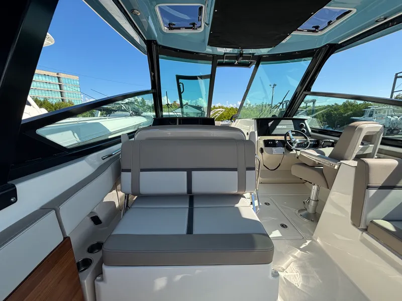 Slide: The Image of Boston Whaler 330 Vantage 2026 - 9