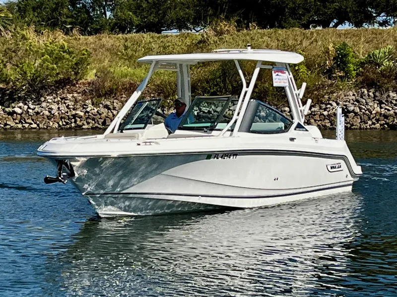 Slide: The Image of Boston Whaler 240 VANTAGE 2024 - 1