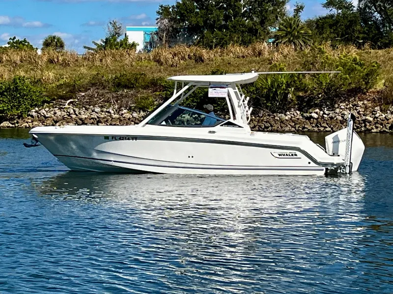 Slide: The Image of Boston Whaler 240 VANTAGE 2024 - 10