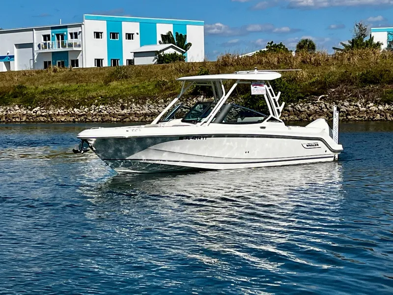 Slide: The Image of Boston Whaler 240 VANTAGE 2024 - 11