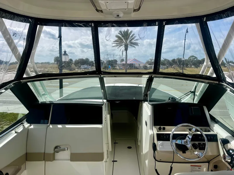 Slide: The Image of Boston Whaler 240 VANTAGE 2024 - 12