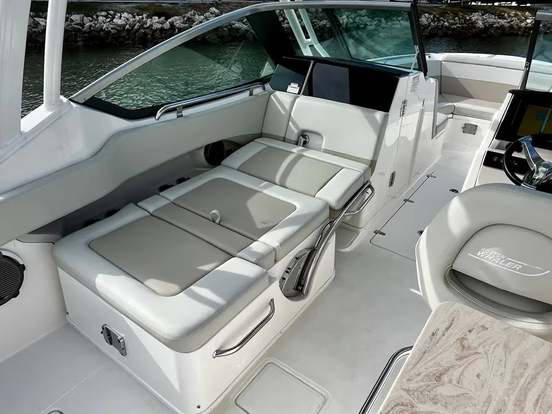 Slide: The Image of Boston Whaler 240 VANTAGE 2024 - 14