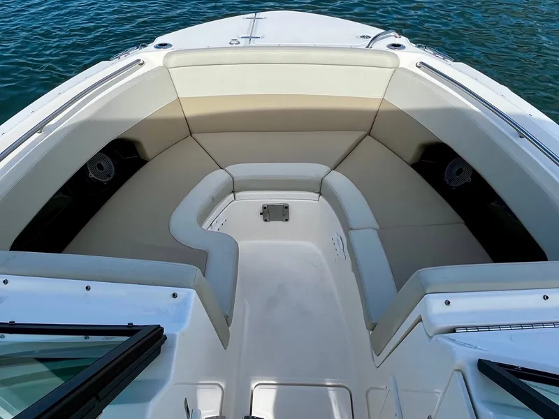 Slide: The Image of Boston Whaler 240 VANTAGE 2024 - 17