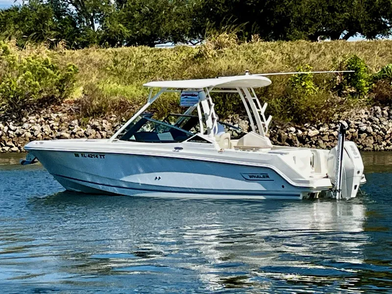 Slide: The Image of Boston Whaler 240 VANTAGE 2024 - 3