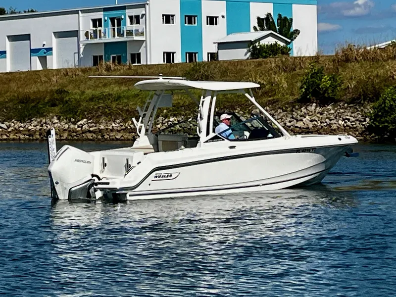 Slide: The Image of Boston Whaler 240 VANTAGE 2024 - 6