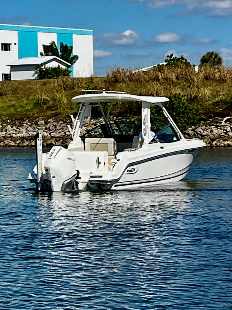 Slide: The Image of Boston Whaler 240 VANTAGE 2024 - 7