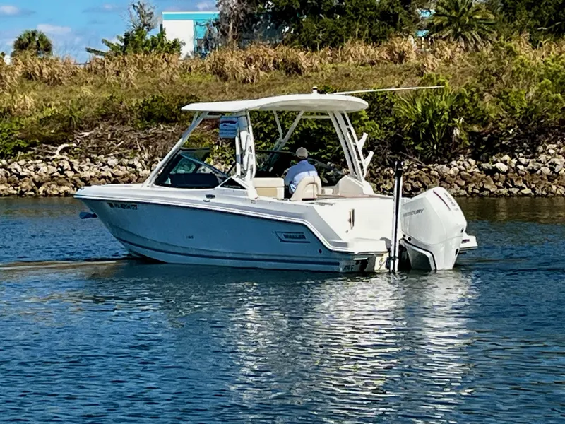 Slide: The Image of Boston Whaler 240 VANTAGE 2024 - 9