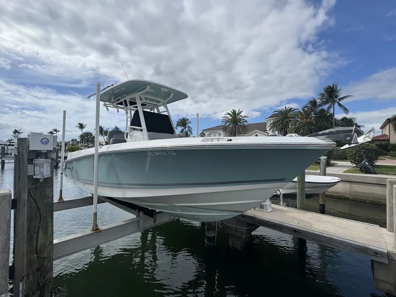 Slide: The Image of Boston Whaler 230 OUTRAGE 2022 - 0