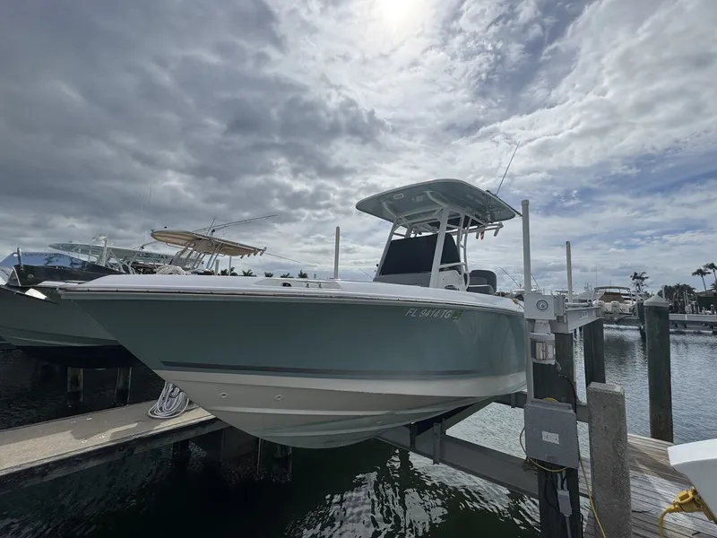 Slide: The Image of Boston Whaler 230 OUTRAGE 2022 - 1