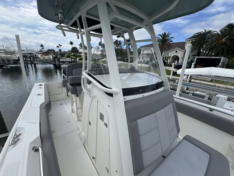 Slide: The Image of Boston Whaler 230 OUTRAGE 2022 - 10