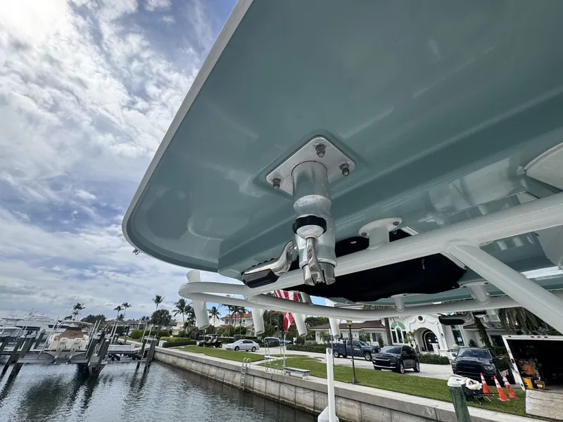 Slide: The Image of Boston Whaler 230 OUTRAGE 2022 - 11
