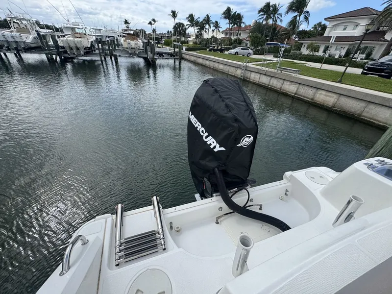 Slide: The Image of Boston Whaler 230 OUTRAGE 2022 - 12