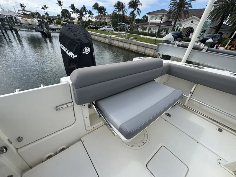 Slide: The Image of Boston Whaler 230 OUTRAGE 2022 - 14