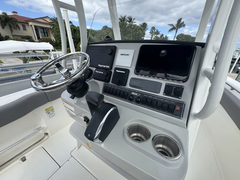 Slide: The Image of Boston Whaler 230 OUTRAGE 2022 - 15