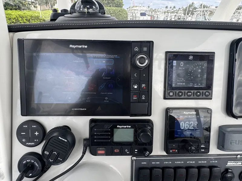 Slide: The Image of Boston Whaler 230 OUTRAGE 2022 - 16