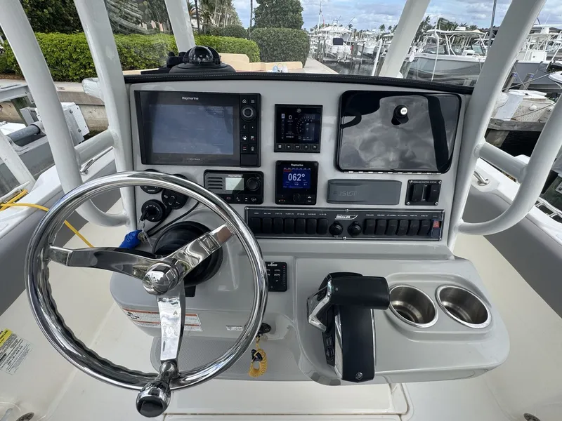 Slide: The Image of Boston Whaler 230 OUTRAGE 2022 - 17