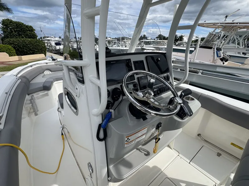 Slide: The Image of Boston Whaler 230 OUTRAGE 2022 - 19