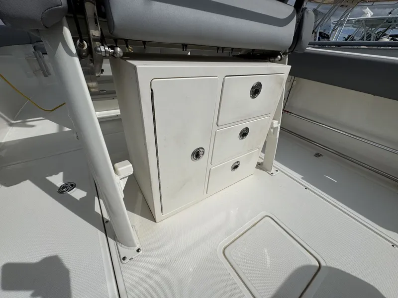 Slide: The Image of Boston Whaler 230 OUTRAGE 2022 - 24