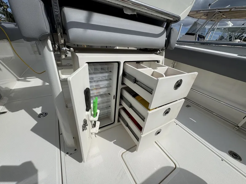 Slide: The Image of Boston Whaler 230 OUTRAGE 2022 - 25