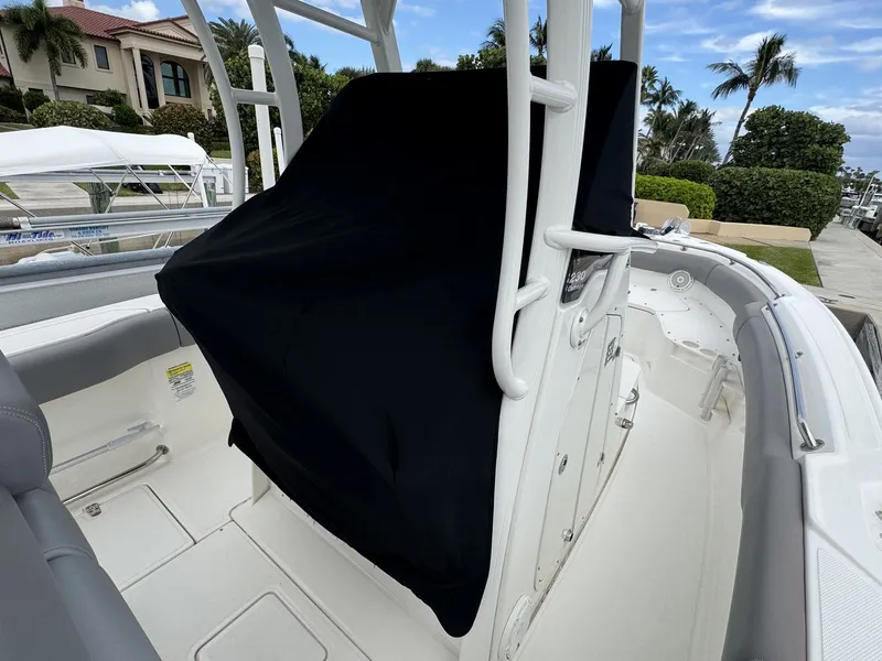 Slide: The Image of Boston Whaler 230 OUTRAGE 2022 - 28