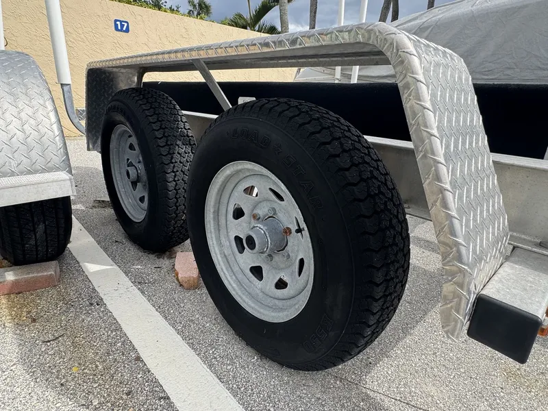 Slide: The Image of Boston Whaler 230 OUTRAGE 2022 - 33