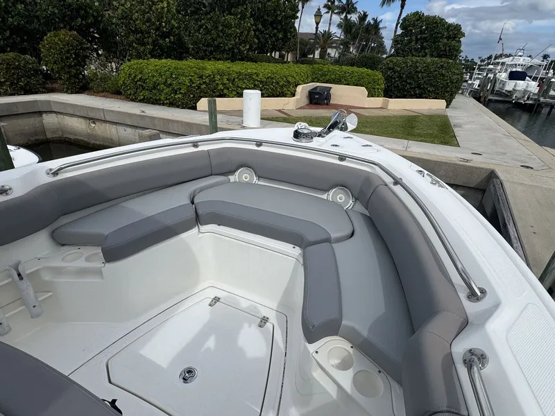Slide: The Image of Boston Whaler 230 OUTRAGE 2022 - 5