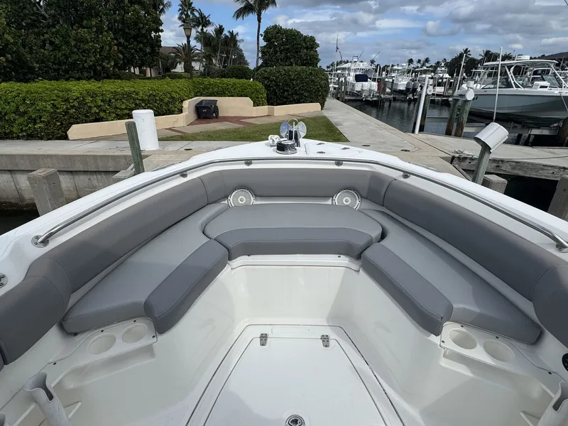 Slide: The Image of Boston Whaler 230 OUTRAGE 2022 - 6