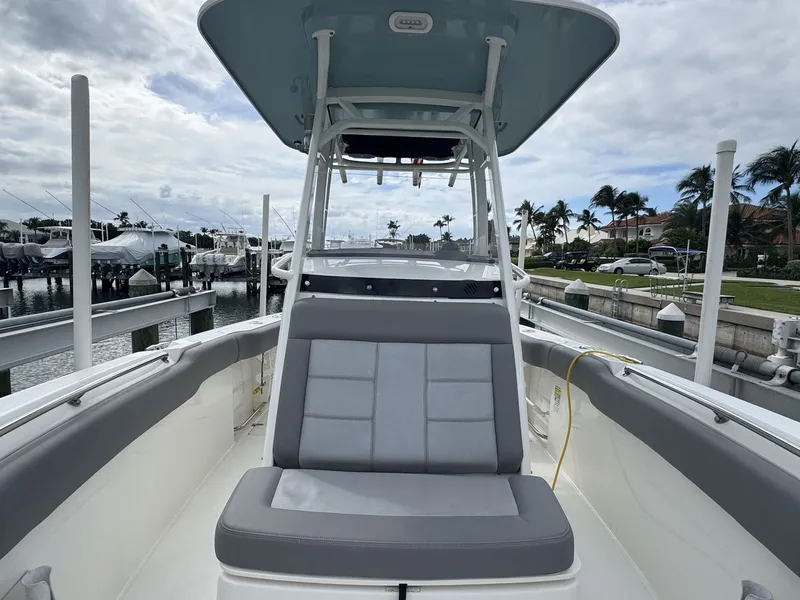 Slide: The Image of Boston Whaler 230 OUTRAGE 2022 - 7