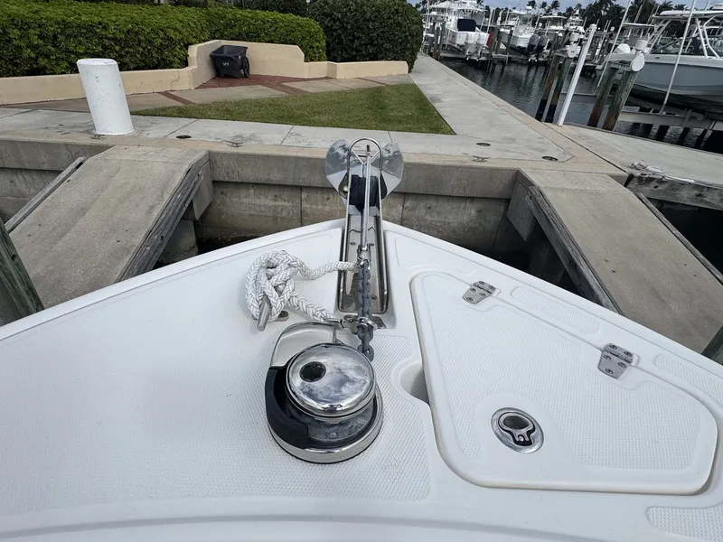 Slide: The Image of Boston Whaler 230 OUTRAGE 2022 - 8