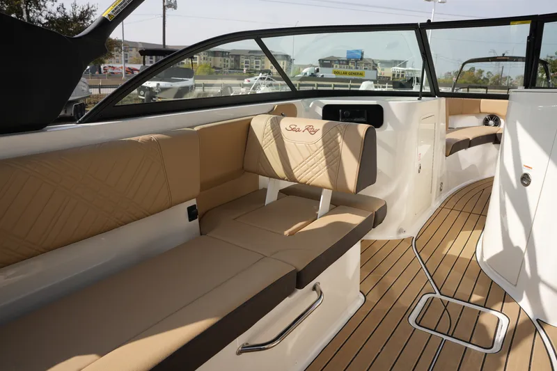Slide: The Image of Sea Ray SDX 230 2026 - 13