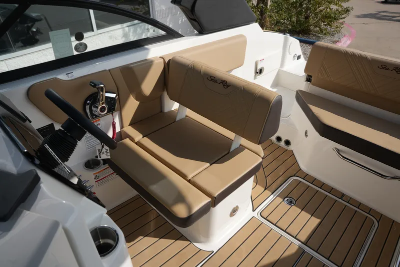Slide: The Image of Sea Ray SDX 230 2026 - 15