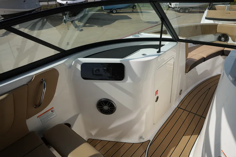 Slide: The Image of Sea Ray SDX 230 2026 - 19