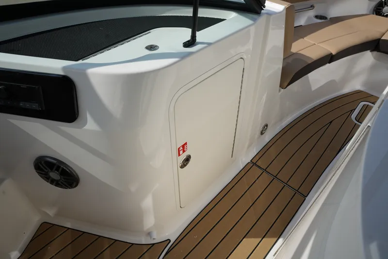 Slide: The Image of Sea Ray SDX 230 2026 - 21