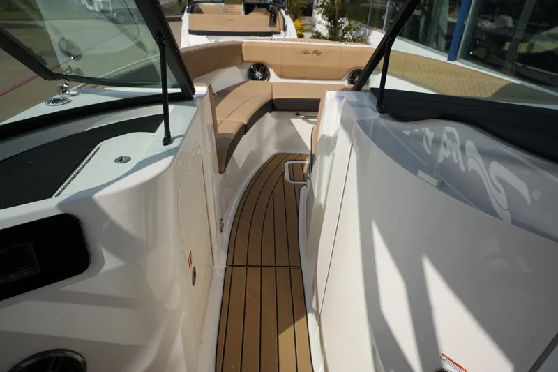 Slide: The Image of Sea Ray SDX 230 2026 - 26