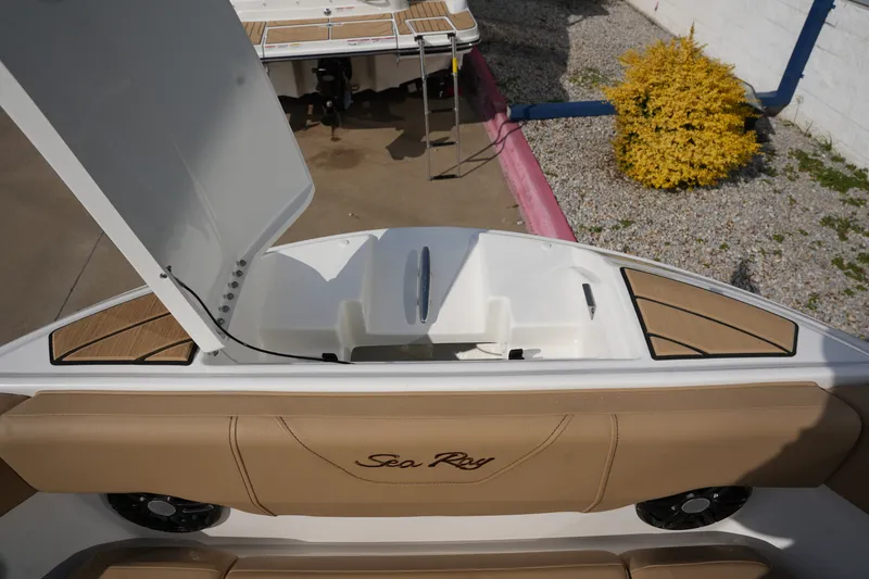 Slide: The Image of Sea Ray SDX 230 2026 - 30