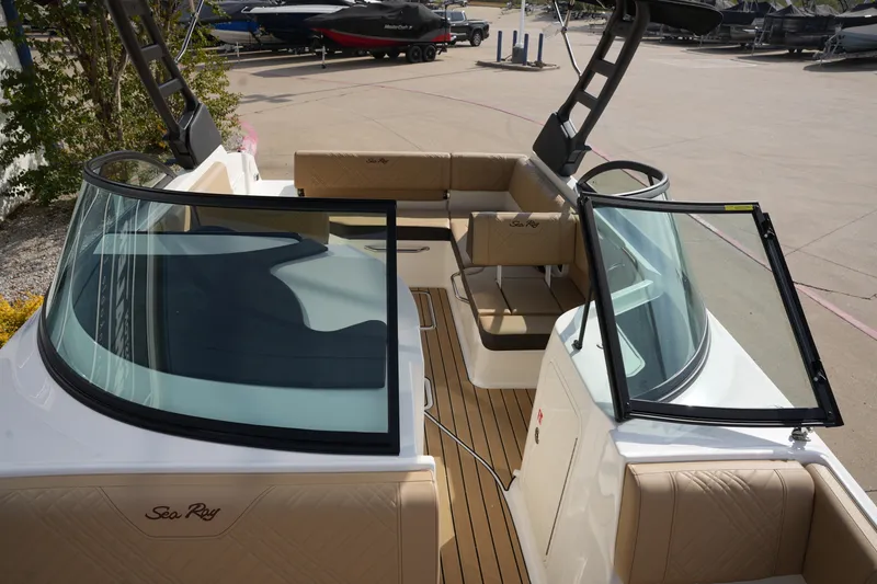 Slide: The Image of Sea Ray SDX 230 2026 - 31