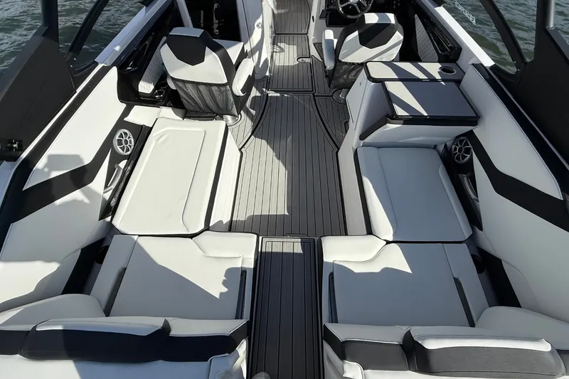 Slide: The Image of Yamaha 252SE 2026 - 10