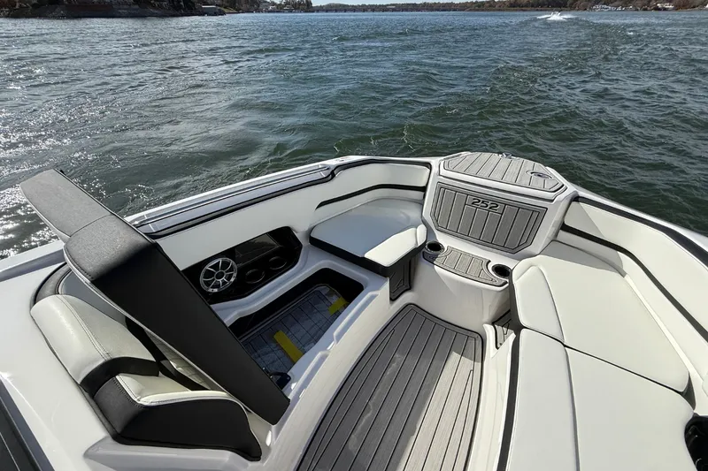 Slide: The Image of Yamaha 252SE 2026 - 23