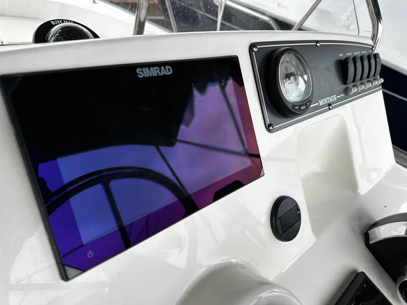 Slide: The Image of Boston Whaler 170 MONTAUK 2024 - 17