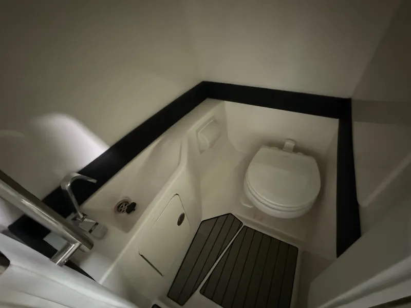 Slide: The Image of Sea Ray SLX 280 Outboard 2026 - 15